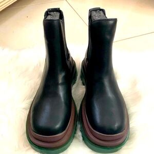 UO Urban Outfitters Betty Treaded Chelsea Boot Black Brown Green Women's SZ9